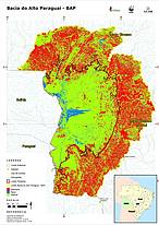 Em verde, as áreas naturais, e em vermelho, as áreas modificadas pelo homem<br />© WWF-Brasil” border=”0″ align=”left” hspace=”4″ vspace=”2″>O estudo “<strong>Bacia do Alto Paraguai – uso e ocupação do solo</strong>” lançado pelo WWF-Brasil, a Universidade Católica Dom Bosco (UCDB) e a Fundação Tuiuiú, revela uma má notícia: apenas 45% da região das cabeceiras do Pantanal está preservada e há um déficit de reserva legal de aproximadamente 392 mil hectares. O custo para a recuperação desse passivo ambiental é de aproximadamente R$ 3,9 bilhões.</p>
<p>“Esse panorama é muito ruim porque no Pantanal chove pouco, apesar de ser uma área com sazonalidade de inundação. Se suas nascentes não estão bem preservadas, haverá consequências muito sérias no futuro. Atualmente já há regiões que já estão alagadas permanentemente por causa da degradação nas áreas das cabeceiras”, diz Júlio César Sampaio, coordenador do Programa Cerrado Pantanal. “A recuperação é importante pois ela está diretamente relacionada à disponibilidade de água para as cidades e para a agricultura”, completa Sampaio.</p>
<p>A boa notícia é com relação à planície, o Pantanal tal e como conhecemos nas fotos: 82% está preservada. “Esse resultado indica que os modelos de pecuária sustentável que foram implantados e desenvolvidos na região têm dado certo e podem permitir um futuro alimentar para a população, ou seja, abastecer um mercado de carne sem degradar o meio ambiente”, explica o coordenador do WWF-Brasil. “O Pantanal também provê serviços ambientais, como regulação do clima e um regime de cheias periódicas que são fundamentais para a produção de gado e a fertilidade do solo. Ou seja, se a planície estiver preservada, todos esses serviços estarão garantidos”, afirma.<br /> <br /><strong>Futuro do Pantanal</strong><br />O monitoramento da BAP permite prever um panorama para o Pantanal para os próximos anos. “Se a situação no planalto (região das cabeceiras) continuar pouco preservada como está, ou piorar, a planície sofrerá drásticas mudanças e, no futuro, poderemos verificar queda em sua preservação”, assegura Júlio César Sampaio.</p>
<p>O coordenador do WWF-Brasil também afirma que em algumas décadas o Pantanal pode perder a sua característica de inundação periódica fazendo com que áreas se tornem permanentemente alagadas. “Essa situação diminuiria a produtividade da pecuária, desalojando populações, e diminuindo o preço dos imóveis. Ao mesmo tempo, outras regiões podem não mais serem inundadas, fazendo com que a fertilidade do solo caia, impactando de maneira significativa a pecuária”.</p>
<p>Por outra parte, a piora na parte alta, por afetar o ciclo das águas da parte baixa, também impactaria em perda de biodiversidade. Existem mais de 4 mil espécies de animais e plantas no Pantanal e eles necessitam do bioma íntegro para sua sobrevivência. A contaminação dos rios e nascentes em áreas de planalto – por falta de saneamento básico e más práticas agropecuárias – descem para as águas de planície, afetando o Pantanal em sua totalidade.<br /> <br /><strong>O trabalho do WWF-Brasil pelas cabeceiras do Pantanal</strong><br />O WWF-Brasil atua no Pantanal desde a década de 1990. Em 2012, um estudo organizado pela ONG e parceiros revelou que a região das cabeceiras está em alto risco devido ao desmatamento, a falta de saneamento básico e as más práticas agropecuárias. Nesse mesmo ano, o WWF-Brasil deu início ao “Pacto em Defesa das Cabeceiras do Pantanal”, um movimento de proteção aos recursos hídricos da região. As cabeceiras do Pantanal abrangem 25 municípios de Mato Grosso. Todas as prefeituras, o governo do estado, o WWF-Brasil, empresas como a indústria de água Lebrinha, e associações da sociedade civil organizada participam da iniciativa que recuperou desde 2015 80 nascentes, adequou ambientalmente mais de 100 km de estradas rurais e beneficiou 38 famílias com a instalação de biofossas (que além de solucionarem a falta de saneamento básico nas pequenas propriedades rurais, oferecem um fertilizante orgânico seguro e que incrementa a produção). Saiba mais aqui: www.pactopelopantanal.com.br e https://www.facebook.com/PactoPeloPantanal<br /> <br /><strong>O Pantanal</strong><br />O Pantanal é a maior área úmida continental do planeta. Seus 170.500,92 mil km² de extensão – parte dos estados de Mato Grosso e Mato Grosso do Sul, além da Bolívia e Paraguai – abrigam uma rica biodiversidade: pelo menos 4.700 espécies de animais e plantas já foram registradas. Devido a sua importância ambiental, o bioma foi decretado Patrimônio Nacional, pela Constituição de 1988, e Patrimônio da Humanidade e Reserva da Biosfera, pelas Nações Unidas, em 2000. </div>
<div class=