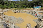 Área degradada por mineração dentro do Parque Nacional Montanhas do Tumucumaque, no Amapá <br />©  © Zig Koch / WWF” border=”0″ align=”left” hspace=”4″ vspace=”2″>O Plenário da Câmara dos Deputados aprovou, na última semana, a Convenção de Minamata sobre o Mercúrio, adotada na cidade de Kumamoto (Japão) em 2013. O texto foi enviado à Comissão de Relações Exteriores, do Senado Federal, na forma do Projeto de Decreto Legislativo (PDC) 696/17. A Convenção prevê a eliminação ou redução do uso do mercúrio em processos industriais e artesanais, incluindo o uso em  garimpos de ouro em todo o mundo, e o gerenciamento de áreas contaminadas por meio de planos nacionais para implantar medidas de adaptação.<br /> <br />A aprovação na Câmara é o primeiro passo para a ratificação do protocolo no Brasil, que ainda precisa passar pelo Senado Federal para entrar em vigor. “Esse foi apenas o pontapé inicial para a implementação nacional do protocolo, assinado pelo Brasil em 2013. Aconteceu em um momento oportuno em que muito tem se discutido sobre os malefícios da contaminação do mercúrio no meio ambiente e na vida das pessoas”, afirma Ricardo Mello, coordenador do Programa Amazônia do WWF-Brasil.<br /> <br />Firmada entre 128 países, a medida não visa banir o uso do metal, mas sim estabelecer rigorosos protocolos internacionais de segurança, com o objetivo de reduzir os riscos na utilização do mercúrio, um dos elementos mais tóxicos para a natureza que pode causar danos irreversíveis à saúde humana. “O mercúrio é um elemento químico que, na forma líquida, evapora facilmente, sendo liberado no ar, na água e no solo por processos naturais e ação do ser humano. É considerado uma das substâncias mais perigosas para a saúde e o meio ambiente”, explica Mello.<br /> <br />Com o cumprimento da exigência mínima de 50 países ratificadores, o Acordo de Minamata entra em vigor no dia 16 de agosto deste ano. Os países signatários terão suas atividades ligadas ao mercúrio vinculadas ao pacto global. Além disso, estarão proibidos de abrir novas minas de mercúrio e terão que regularizar a mineração artesanal e em pequena escala do ouro.<br /> <br />“O WWF defende a eliminação do mercúrio da atividade minerária de ouro devido aos altos impactos para o meio ambiente e populações que se alimentam de peixes contaminados. Seguimos firmes na defesa das áreas protegidas e de atividades econômicas que promovam princípios de boas práticas. Essa ratificação cria as oportunidades de inovação que a sociedade brasileira necessita”, afirma Mello.<br /> <br />Devido à importância do assunto junto à comunidade internacional, as Nações Unidas decidiram realizar neste ano, entre 24 a 29 de setembro, a primeira Conferência das Partes (COP 1) da Convenção de Minamata sobre o Mercúrio, em Geneva, na Suiça.<br />                                                                                                                                       <br />O nome da Convenção faz homenagem às vítimas de tragédia por envenenamento de mercúrio ocorrida na cidade japonesa de Minamata. Em maio de 1956, no Japão, após o despejo contínuo de rejeitos industriais nos afluentes da Baía de Minamata, desde 1930, moradores da região começaram a ter convulsões, psicoses e desmaios. Alguns japoneses chegaram a entrar em coma. Perícias concluíram que cerca de mil pessoas haviam sido envenenadas com mercúrio. </div>
<div class=