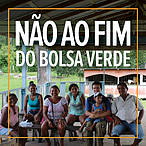 Não ao fim do Programa Bolsa Verde<br />© Divulgação” border=”0″ align=”left” hspace=”4″ vspace=”2″>Brasília, 22 de junho de 2017.</p>
<section>Excelentíssimo Sr. Presidente Michel Temer,</section>
<section>​<br />​A sociedade civil, em face da notícia de que a partir desse mês o pagamento do Bolsa Verde aos beneficiários será suspenso, se manifesta por esta carta para ressaltar a importância do Programa Bolsa Verde (PBV) e a necessidade de sua continuidade nos próximos anos.</section>
<section> <br /> </section>
<section>O PBV, elaborado no contexto do Plano Brasil sem Miséria, tem por objetivos primordiais incentivar a conservação dos ecossistemas, promover a cidadania, a melhoria das condições de vida e a segurança de renda mínima da população em situações de pobreza e de extrema pobreza que moram em unidades de conservação, assentamentos rurais e territórios ocupados por povos e comunidades tradicionais. Estes objetivos estão também alinhados com decisões da RIO+20, que apontam a erradicação da pobreza como urgente e condição indispensável para o desenvolvimento sustentável.</section>
<section> <br /> </section>
<section>Desde que foi criado em 2011, o Programa Bolsa Verde tem expandido o número de beneficiários. Em janeiro de 2013, atingia 34.611 famílias em 686 Unidades Territoriais com cerca de 300.000Km2. Em 2016, o número de famílias beneficiárias subiu para 76.220 em 1029 Unidades Territoriais com cerca de 900.000Km2. Os números demonstram a capacidade do programa em atender famílias localizadas em áreas remotas majoritariamente na Amazônia, Cerrado e zonas costeiras-marinhas. Além disso, e considerando que cerca de 25% da população rural (cerca de 30 milhões de pessoas em 2010) são extremamente pobres, fica evidente a necessidade de ampliação do PBV nestas áreas.</section>
<section> <br /> </section>
<section>As instituições responsáveis pelo acompanhamento do programa, junto com o Ministério do Meio Ambiente, têm mostrado o enorme impacto positivo para as famílias beneficiárias. Os benefícios do Bolsa Verde e do Bolsa Família representam mais do que 50% da renda total dessas famílias agroextrativistas. A partir do recebimento do benefício do PBV, o número de famílias vivendo na extrema pobreza diminuiu em cerca de 15% nestas áreas. Isso tem resultado em maior segurança alimentar para jovens e crianças, que passam a consumir, adicionalmente, outros alimentos não produzidos nas roças ou oriundos do extrativismo.</section>
<section> <br /> </section>
<section>O incremento na renda também tem contribuído para aumento da frequência escolar (aquisição de materiais escolares e transporte) e melhoria das condições de saúde das famílias (compra de remédios e materiais de higiene pessoal); e ainda, para inclusão produtiva, na medida que fortalece as cadeias produtivas, tanto por permitir aquisição de equipamentos como por contribuir com maior participação das famílias nas cooperativas e associações.  </section>
<section> <br /> </section>
<section>O PBV também tem impactos positivos na conservação dos ecossistemas, uma vez que as famílias beneficiárias desenvolvem ações coletivas de cuidado com a biodiversidade e serviços ecossistêmicos de acordo com os planos de manejo, acordos de gestão e outros instrumentos de gestão das unidades territoriais. As condicionalidades do PBV têm se mostrado importantes instrumentos para a inibição de práticas extrativistas ilegais em ecossistemas extremamente sensíveis às atividades humanas, incluindo o desmatamento, que vem apresentando preocupante aumento nos dois últimos anos.</section>
<section> <br /> </section>
<section>Destaca-se ainda que, em recente intercâmbio entre os governos da Guiana, Equador e Brasil, promovido pela Rede Pan-Amazônica e que contou com a participação de membros do Ministério do Meio Ambiente e beneficiários, o PBV foi muito elogiado por sua capilaridade territorial, segurança legislativa e efetividade para conservação e promoção do bem-estar social. Na América Latina, é o maior programa de transferência de renda com condicionantes socioambientais e serve de referência para outros países que precisam superar semelhantes desafios sociais, ambientais e econômicos.</section>
<section> <br /> </section>
<section>A continuidade do Programa Bolsa Verde é fundamental, ainda, para que o Brasil consiga cumprir compromissos, leis e acordos nacionais e internacionais (Código Florestal, Planaveg, Acordo do Clima, Metas de Aichi e Objetivos de Desenvolvimento Sustentável) relacionados à redução do desmatamento, recuperação de mais de 12 milhões de hectares, regularização ambiental dos passivos ambientais e erradicação da pobreza.</section>
<section> <br /> </section>
<section>Diante desses fatos, a sociedade civil destaca a importância da continuidade e ampliação do Programa Bolsa Verde no sentido de assegurar o bem-estar de famílias que contribuem decisivamente para a conservação ambiental em áreas ricas em biodiversidade e importantes para o bem-estar global e solicitam ao governo as medidas necessárias para que os recursos orçamentários necessários para manter a continuidade do pagamento do benefício às famílias sejam assegurados.​</section>
<section> <br />Abaixo seguem as organizações que assinam esta carta: </section>
<section>– 350.org Brasil <br /> </section>
<section>– 350.org América Latina<br /> <br />– Amigos da Terra – Amazônia Brasileira ​<br /> <br />– Apremavi (Associação de Preservação do Meio Ambiente e da Vida)<br /> </section>
<section>– BV Rio <br /> </section>
<section>– Conservação Internacional – Brasil <br /> </section>
<section>– CSF (Conservation Strategy Fund)<br /> <br />– GPC (Grupo Pau Campeche)<br /> <br />– Fundação ARAYARA<br /> <br />– ICV (Instituto Centro de Vida)<br /> <br />– IEB (Instituto Internacional de Educação do Brasil)<br /> <br />– Imazon (Instituto do Homem e Meio Ambiente da Amazônia)<br /> <br />– Iniciativa Verde<br /> <br />– Instituto Internacional ARAYARA<br /> <br />– Instituto Socioambiental (ISA) <br /> <br />​- Ipam (Instituto de Pesquisa Ambiental da Amazônia)<br /> <br />– Mater Natura – Instituto de Estudos Ambientais<br /> <br />– Observatório do Código Florestal (aliança composta por 24 organizações da sociedade civil) <br /> <br />– Observatório do Clima (aliança composta por 40 organizações da sociedade civil)<br /> <br />-Rede GTA (composta por 600 entidades representativas de agricultores, seringueiros, indígenas, quilombolas, quebradeiras de coco babaçu, pescadores, ribeirinhos, entidades ambientalistas, de direitos humanos etc)<br /> <br />– SOS Amazônia ​<br /> <br />– WWF-Brasil<br /> <br /> <br /> </section>
</div>
<div class=