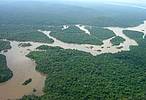 Rio Jamanxim, na Amazônia<br />© Foto: Divulgação/ Ibama” border=”0″ align=”left” hspace=”4″ vspace=”2″><em>Por Jaime Gesisky e Clarissa Presotti</em></p>
<p>Ao vetar as Medidas Provisórias 756 e 758 aprovadas pelo Congresso Nacional em maio deste ano e que retiravam a proteção de 600 mil hectares de florestas protegidas no sudoeste do Pará, o presidente Michel Temer deu sinais de que ouviu o apelo feito por ONGs, cientistas e celebridades nos últimos meses.</p>
<p>Uma campanha internacional contra as MPs liderada pelo WWF e sua rede obteve 20 mil assinaturas e a adesão de celebridades como a modelo Gisele Bündchen e ator Leonardo Di Caprio.   </p>
<p>De fato, os vetos foram uma vitória, pois áreas importantes para a conservação na Amazônia e na Mata Atlântica continuam legalmente protegidas. </p>
<p>No entanto, no mesmo movimento do veto, o governo anunciou –  por meio de um vídeo do ministro José Sarney Filho – que pretende enviar ao Congresso Nacional um Projeto de Lei em regime de “urgência” com praticamente o mesmo teor da MP 756, que transforma 480 mil hectares da Flona de Jamanxim em Área de Proteção Ambiental (APA).</p>
<p>Na prática, isso significa transferir para o Congresso o ônus de legislar sobre a polêmica redução de florestas protegidas na Amazônia.</p>
<p>Foi uma espécie de concerto apresentado às vésperas da viagem do presidente Temer à Europa, onde deverá se encontrar com a primeira-ministra da Noruega, Erna Solberg e o rei Harald V.</p>
<p>A Noruega é um dos países que mais investem recursos na conservação da Amazônia. Somente no Fundo Amazônia, desde 2009, o país aportou R$ 2,8 bilhões à iniciativa. O veto às MPs evitará maiores constrangimentos a Temer.</p>
<p>Enquanto isso, formula-se no governo o texto do novo projeto de lei, que traz preocupações por se tratar de um esforço de parlamentares da região Norte ligados aos setores do agronegócio e da mineração e do interesse de contumazes grileiros.</p>
<p>Esses setores querem reduzir a proteção da Floresta Nacional do Jamanxim para ocupar a área “com segurança jurídica”. A maior parte dessas ocupações, porém, é ilegal, e ocorreu depois a de 2006, quando foi criada a Flona.</p>
<p>Em nota divulgada hoje, um grupo de ONGs, incluindo o WWF-Brasil, afirma que “o veto à MP 756 não garante a proteção à floresta, pois transfere do presidente para o Congresso, dominado por parlamentares sem compromisso com a conservação ambiental, a responsabilidade de desproteger essa parcela significativa da floresta amazônica”.</p>
<p>Segundo as ONGs, a manobra do governo traz de volta a ameaça inicial, com o objetivo de recuperar todo o texto que foi vetado, e a possibilidade de um estrago ainda maior.</p>
<p>Leia a íntegra da nota </p></div>
<p class=