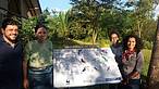 O WWF-Brasil apoia uma atividade que permite conscientizar as pessoas sobre a importância da conservação dos habitats e das espécies<br />© WWF-Brasil” border=”0″ align=”left” hspace=”4″ vspace=”2″>A prática da observação de aves (<em>bird watching</em>) é antiga. Surgiu na Grécia antiga e chegou às Américas por volta do sec. XVIII. Mais do que uma atividade de lazer ou de turismo ecológico, é uma ação de educação e conservação ambiental, já que cientistas e estudiosos aproveitam a atividade para reconhecer e catalogar as espécies. O WWF-Brasil apoia a prática em diversas Unidades de Conservação (UC’s), como parques e Reservas Particulares do Patrimônio Natural (RPPN’s) de Mato Grosso do Sul, onde foram instaladas 10 placas identificativas de aves do Cerrado e do Pantanal. </p>
<p>“O Brasil é o terceiro país em número de espécies de aves do mundo. Apoiamos uma ação que atrai grande número de pessoas que não são necessariamente ambientalistas, mas que tem um grande respeito a natureza e observa no comportamento das aves, a importância de sua preservação, seus espaços naturais e seu equilíbrio. Além de servir como um espaço de troca de informações entre os diversos observadores, é uma atividade que agrega famílias inteiras”, conta Júlia Boock, analista de conservação do WWF-Brasil. </p>
<p>Para Flávia Accetturi, também analista de conservação do WWF-Brasil, a localização das placas é estratégica: “o Cerrado e o Pantanal oferecem uma variedade muito grande de espécies, o que funciona como um chamariz para turistas e pessoas do meio acadêmico”. </p>
<p><strong>As placas </strong><br />Foram selecionadas as 9 aves mais representativas de cada área, sendo que as placas no município de Campo Grande contaram com o apoio da população na seleção. Todas as placas instaladas trazem o nome científico, o nome popular e informações das espécies que podem ser encontradas na área.<br /> <br />Ao todo <strong>sete UCs</strong> no Mato Grosso do Sul receberam as placas, sendo elas: Parque Estadual das Matas do Segredo, o Parque das Nações Indígenas, Parque Estadual das Várzeas do Rio Ivinhema, Estrada Parque do Pantanal, Parque Estadual do Prosa, RPPN Engenheiro Eliezer Batista, RPPN Buraco das Araras; <strong>e três áreas verdes</strong> em Campo Grande (MS) que contam com Centros de Educação Ambiental, são elas: Parque do Imbirussu, Parque do Polonês e Parque Anhanduí. </p>
<p><strong>Parcerias</strong><br />A ideia surgiu a partir de uma conversa com um grupo de observadores de aves, mas foi graças aos parceiros que a iniciativa se consolidou. O WWF-Brasil contou com o apoio do Instituto Mamede de Pesquisa Ambiental e Ecoturismo, da ilustradora Lídia Coimbra, da designer gráfica Beatriz Boock, do Instituto de Meio Ambiente de Mato Grosso do Sul (Imasul), da Secretaria de Estado de Meio Ambiente e Desenvolvimento Econômico de Mato Grosso do Sul (SEMADE), da Agência Municipal de Meio Ambiente e Planejamento Urbano de Campo Grande (PLANURB), da Secretaria Municipal do Meio Ambiente e Gestão Urbana de Campo Grande (SEMADUR), e dos proprietários de RPPN na concepção, construção, recepção e utilização das placas na promoção da prática de observação de aves em prol da conservação.</p>
<p>“Com o WWF-Brasil, tivemos uma parceria bastante estratégica para realização de um processo inclusivo, em que ouvimos mais de 300 pessoas, as quais participaram ativamente na escolha das aves de cada área verde. Os resultados estão nas placas doadas e servirão de ferramenta para a continuidade ao processo de ciência cidadã e fomento de agentes protetores da natureza”, diz Simone Mamede, do Instituto Mamede.<br /> </div>
<div class=